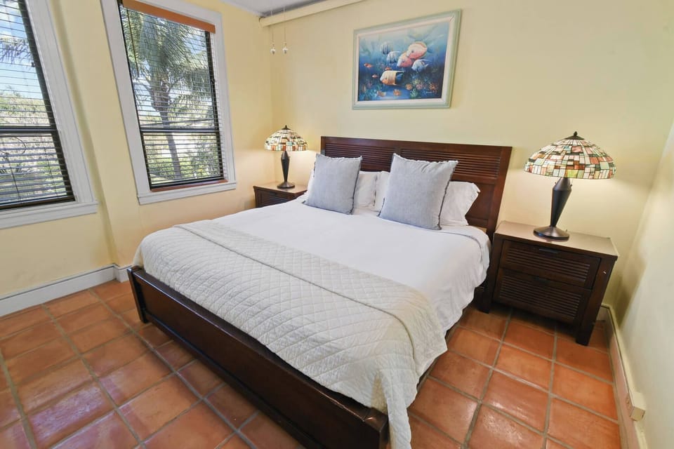 King size bed, clean linens. Windows for natural sunlight. Smart Flat Screen Tv. 
