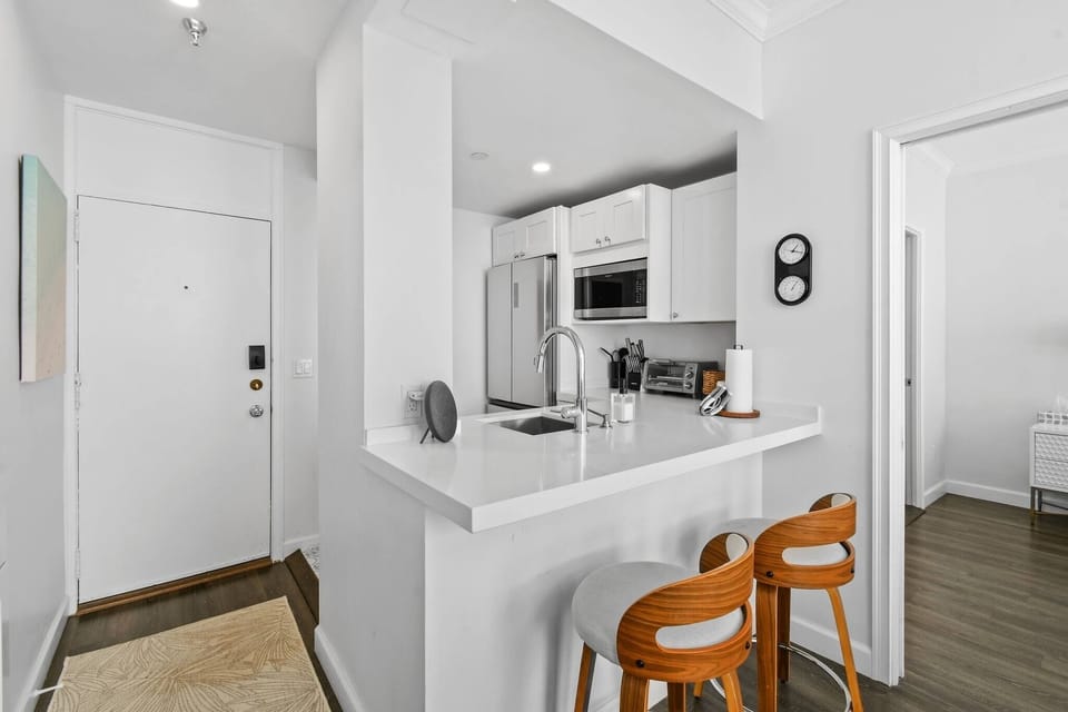 Large, Fully stocked kitchenette. 2 seater bar counter