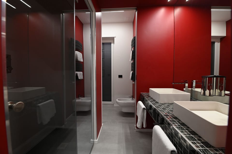 Shower, rainfall showerhead, free toiletries, hair dryer
