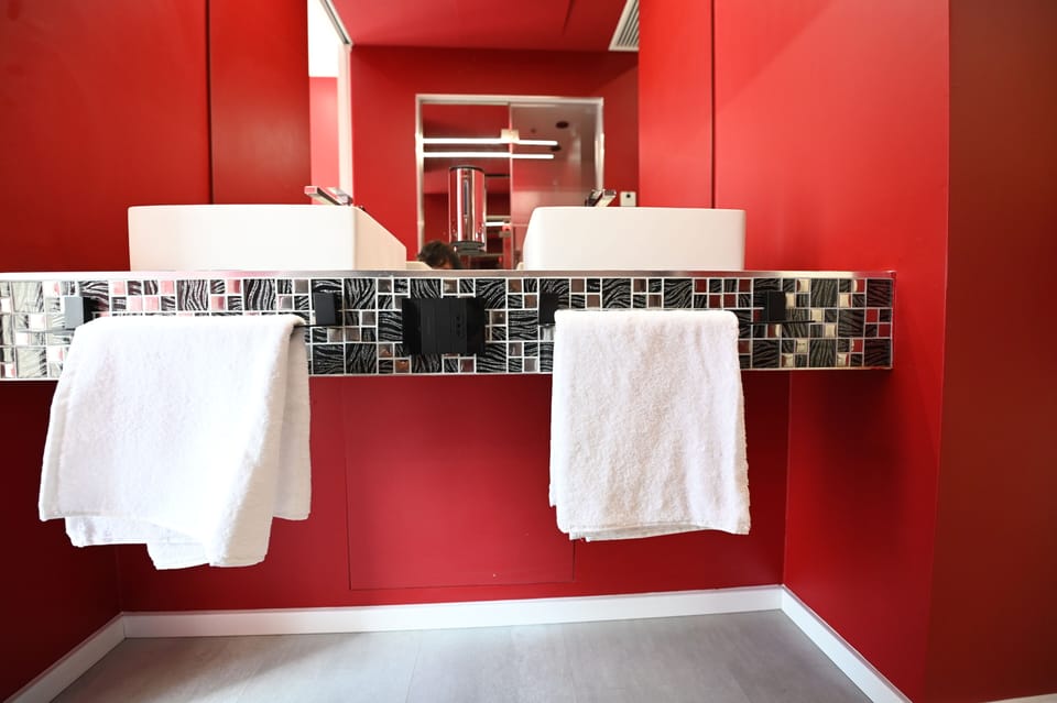 Shower, rainfall showerhead, free toiletries, hair dryer