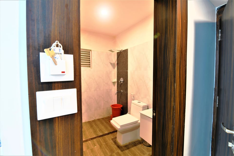 Shower, rainfall showerhead, free toiletries, hair dryer (on request)