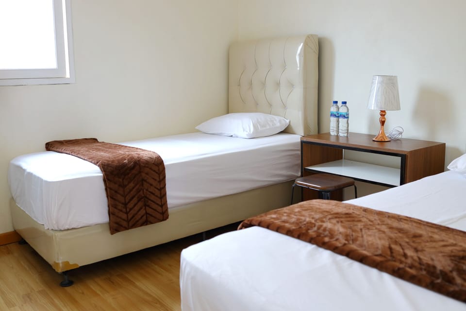 Standard Twin Room | Desk, blackout drapes, bed sheets