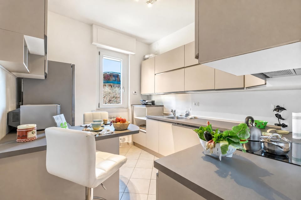 Family Apartment, 3 Bedrooms, Balcony (Alelù Classy And Chic Stresa Center) | Private kitchen
