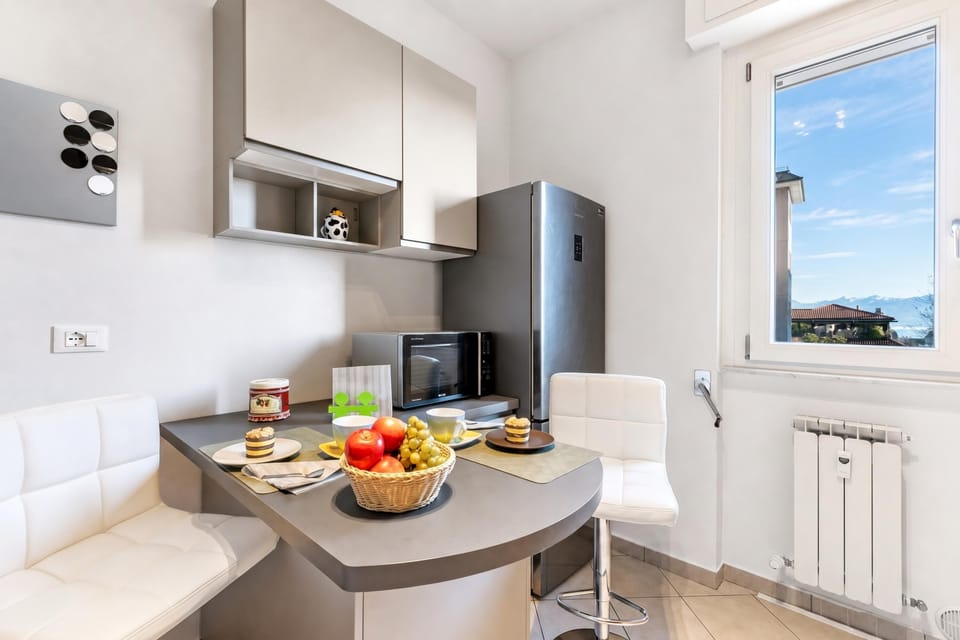 Family Apartment, 3 Bedrooms, Balcony (Alelù Classy And Chic Stresa Center) | Private kitchen