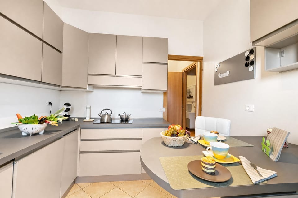 Family Apartment, 3 Bedrooms, Balcony (Alelù Classy And Chic Stresa Center) | Private kitchen