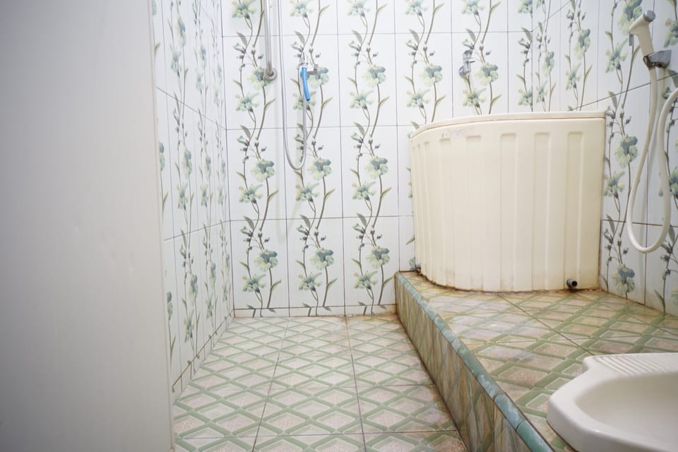 Basic Double Room | Bathroom | Shower, towels