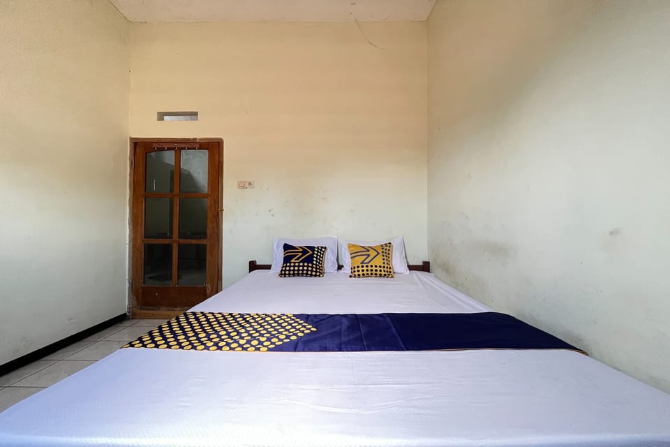 Basic Double Room | Laptop workspace, bed sheets