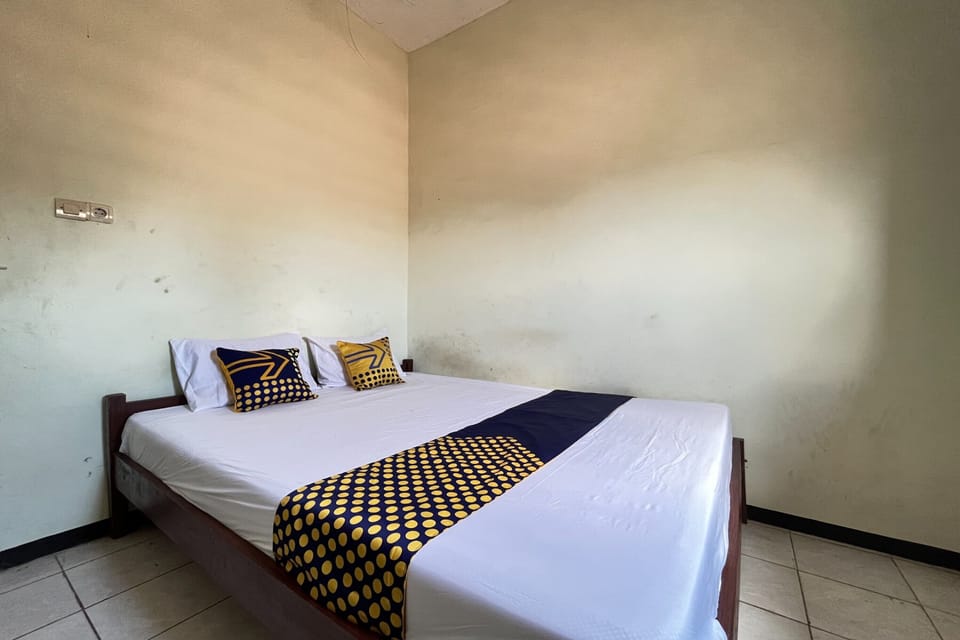 Basic Double Room | Laptop workspace, bed sheets