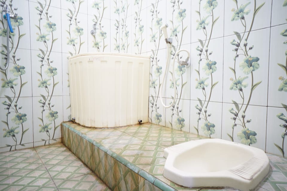 Basic Double Room | Bathroom | Shower, towels