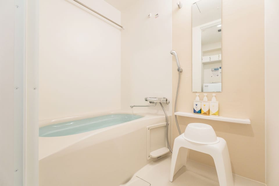 Deep soaking bathtub
