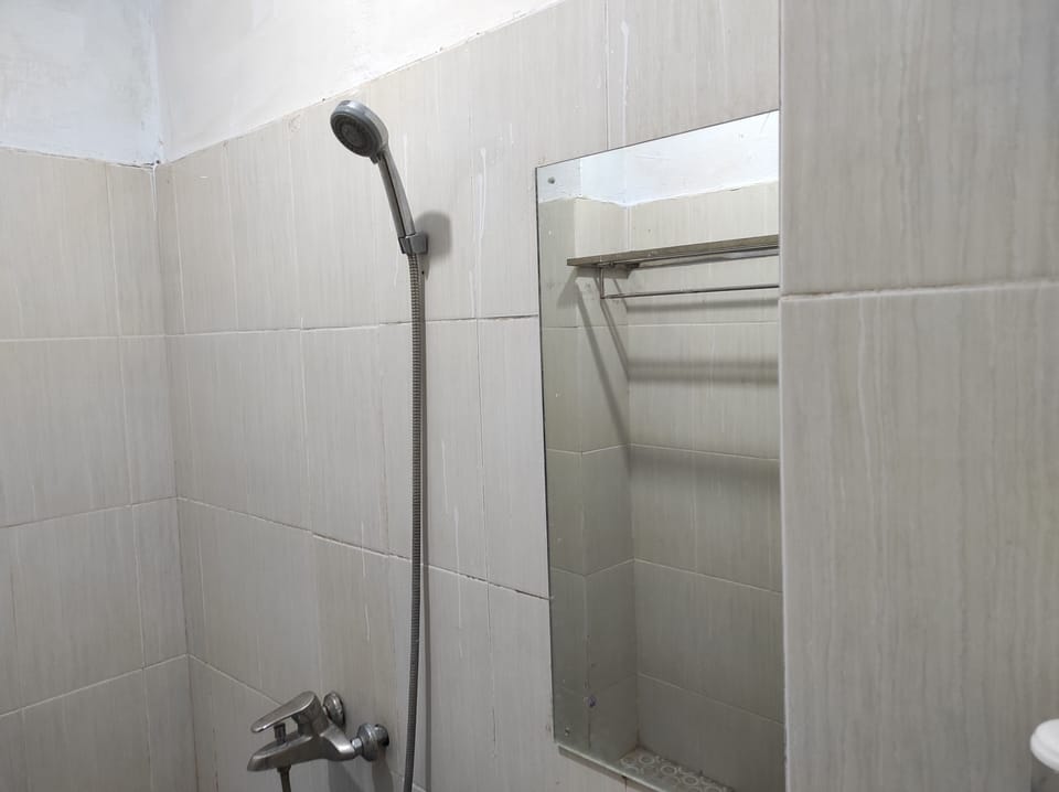 Standard Twin Room | Bathroom | Shower, towels, soap