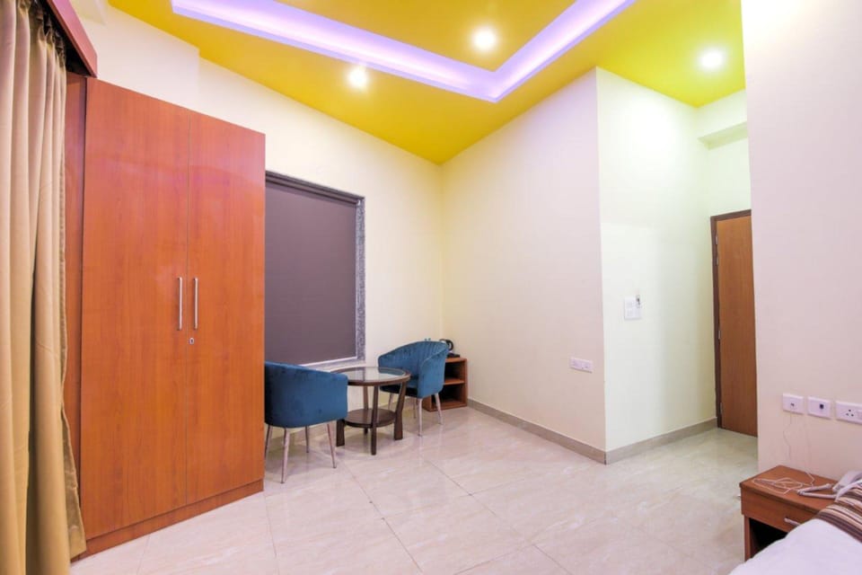 Deluxe Double Room, 1 King Bed, Smoking | Living area | 32-inch LED TV with cable channels