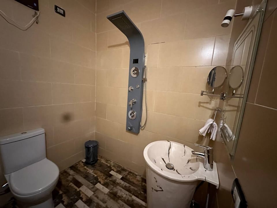 Junior Double or Twin Room | Bathroom | Shower, rainfall showerhead, free toiletries, towels