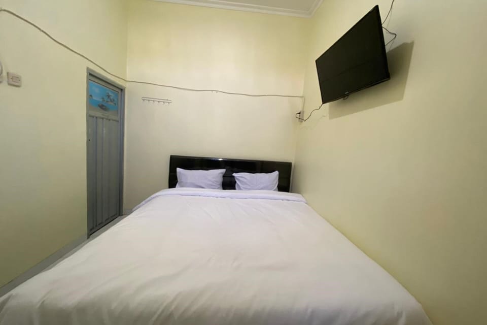 Laptop workspace, free WiFi, bed sheets