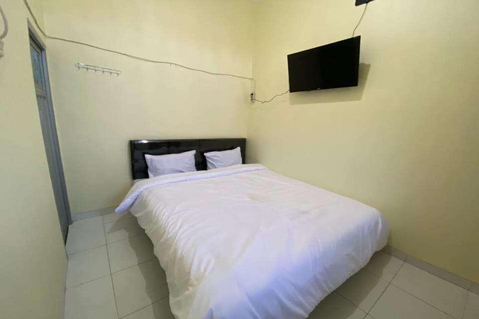 Laptop workspace, free WiFi, bed sheets