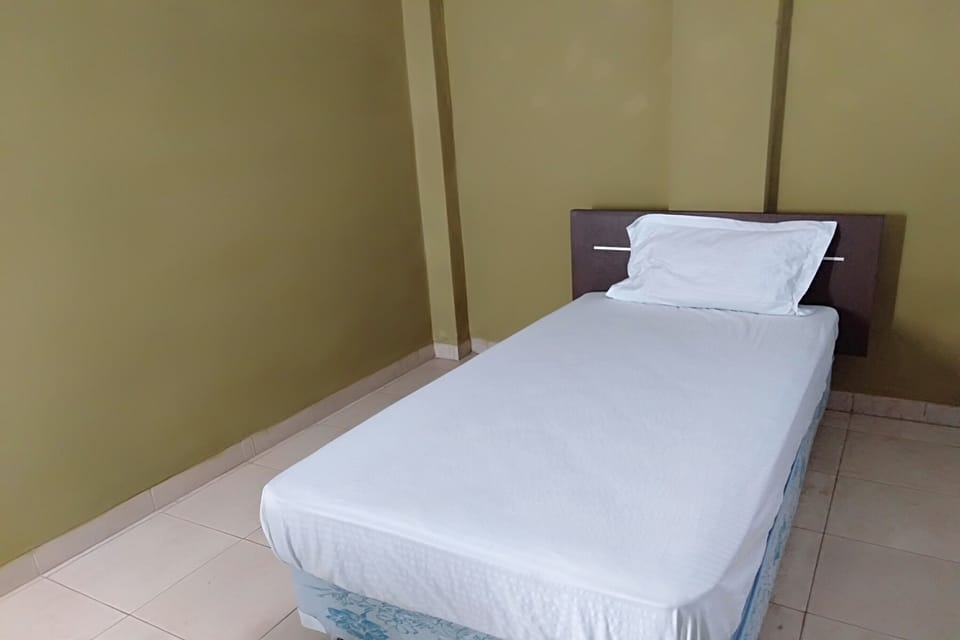 Economy Double Room | Desk, laptop workspace, WiFi (free), bed sheets