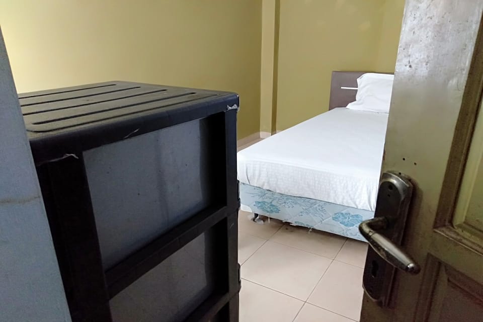 Economy Double Room | Desk, laptop workspace, WiFi (free), bed sheets