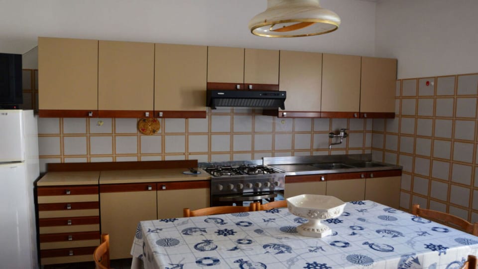 Apartment, 3 Bedrooms, Balcony, City View | Interior