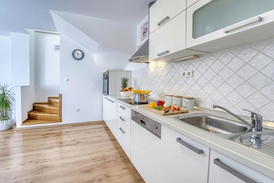 Family House, 4 Bedrooms, Microwave, Mountainside (Pool House Edita) | Private kitchen | Dining tables