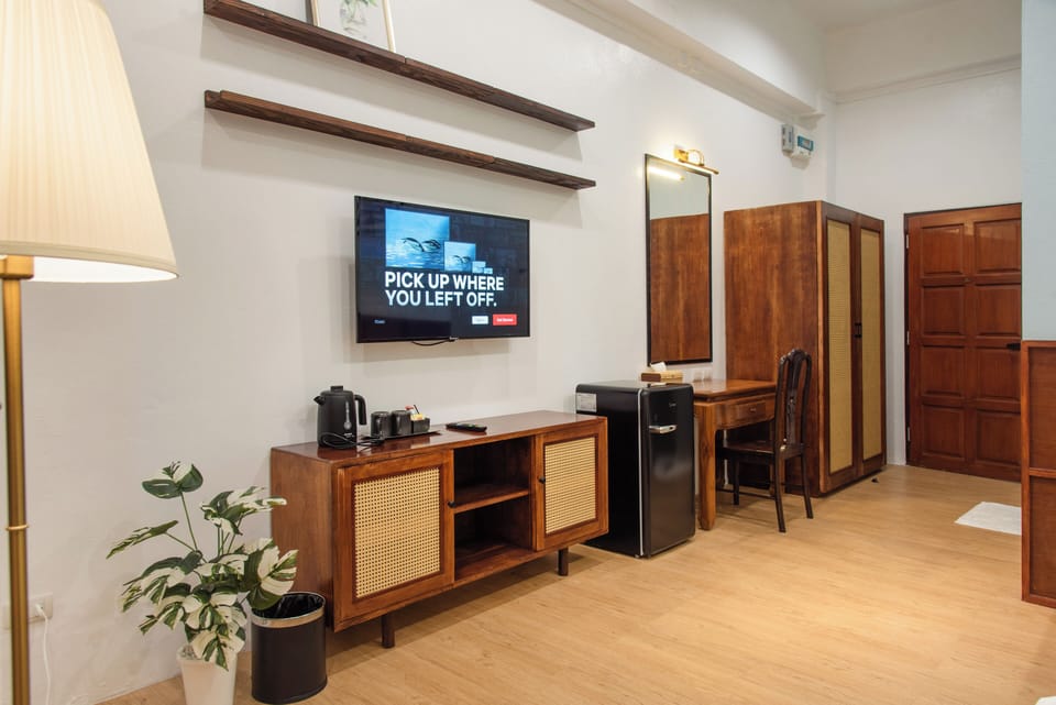 Memory foam beds, desk, laptop workspace, free WiFi