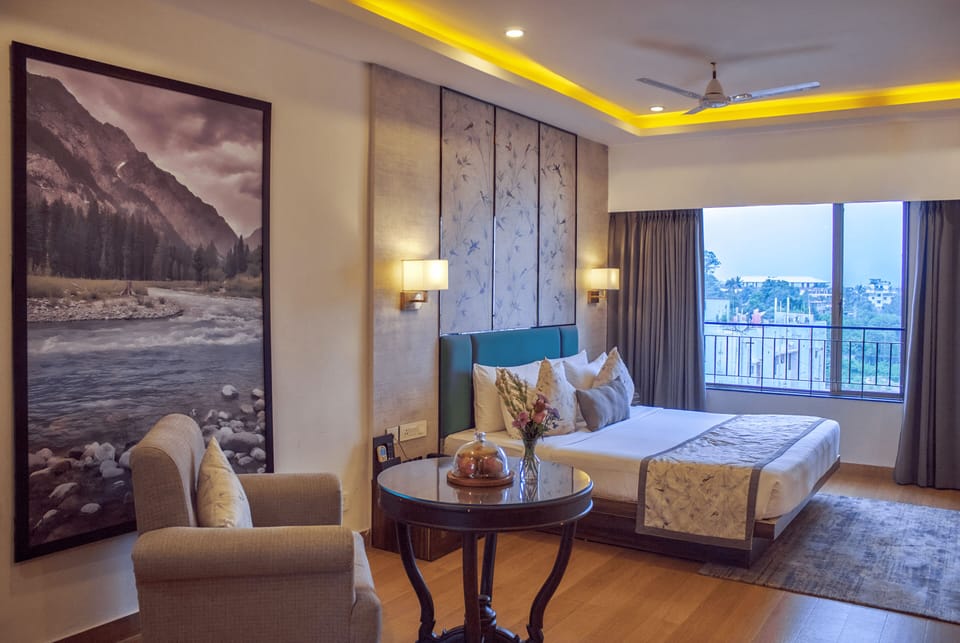 Suite | Laptop workspace, free WiFi
