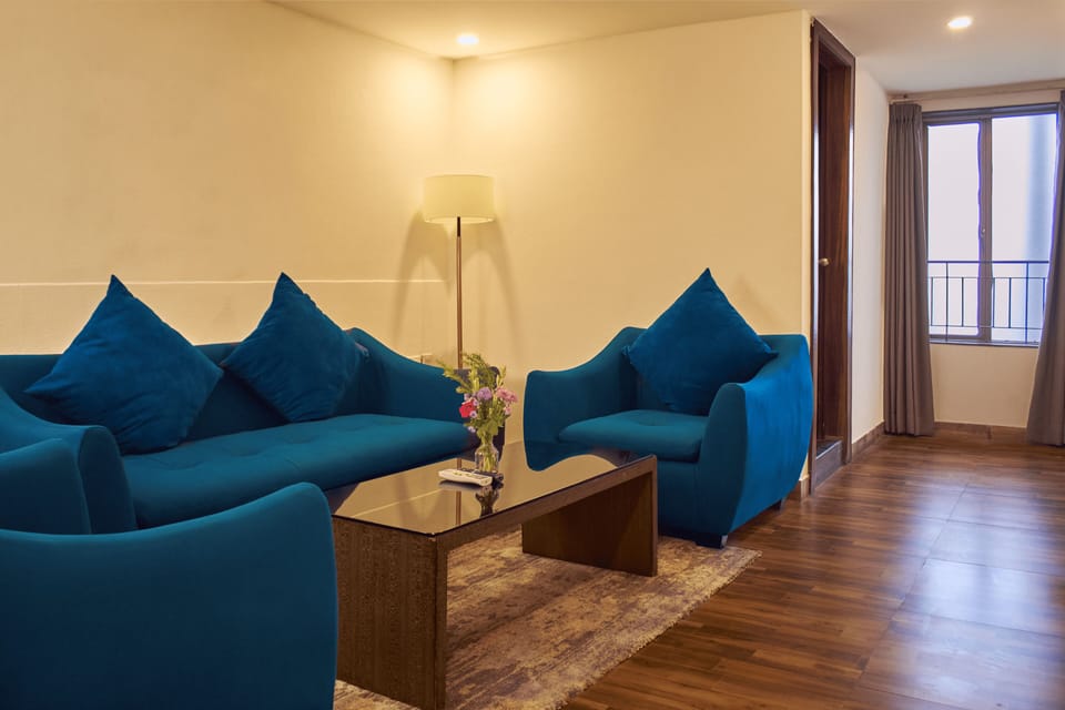 Suite | Laptop workspace, free WiFi