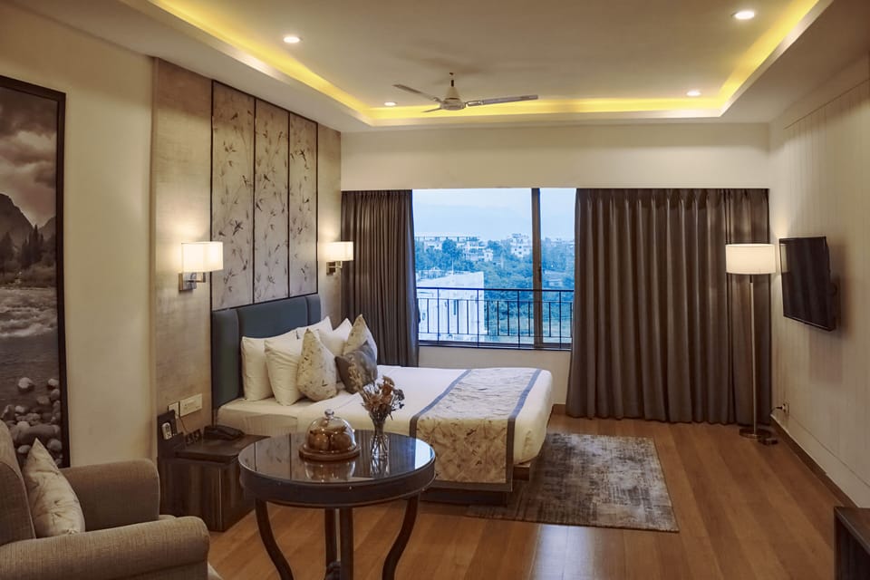 Suite | Laptop workspace, free WiFi