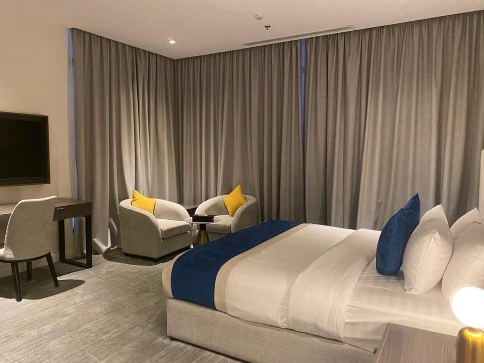 Deluxe Room | In-room safe, desk, blackout drapes, soundproofing
