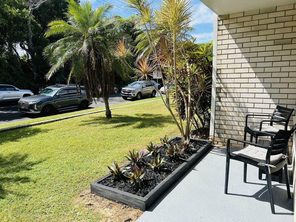 Front Patio (2)