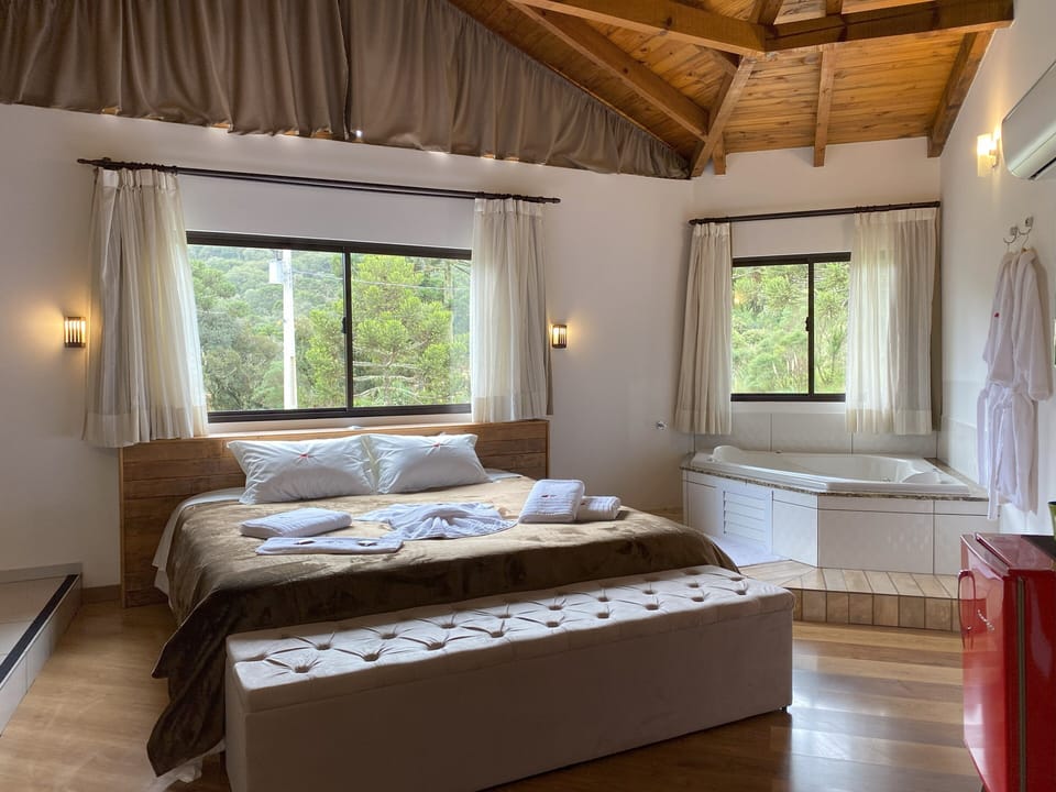 Deluxe Studio Suite | Premium bedding, free WiFi, bed sheets