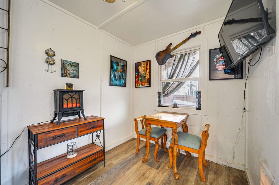 Dining Area | Dishware & Flatware Provided