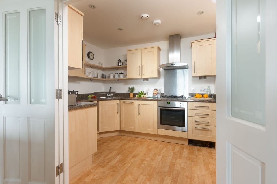 Well equipped kitchen with fridge freezer - 10 Bredon Court