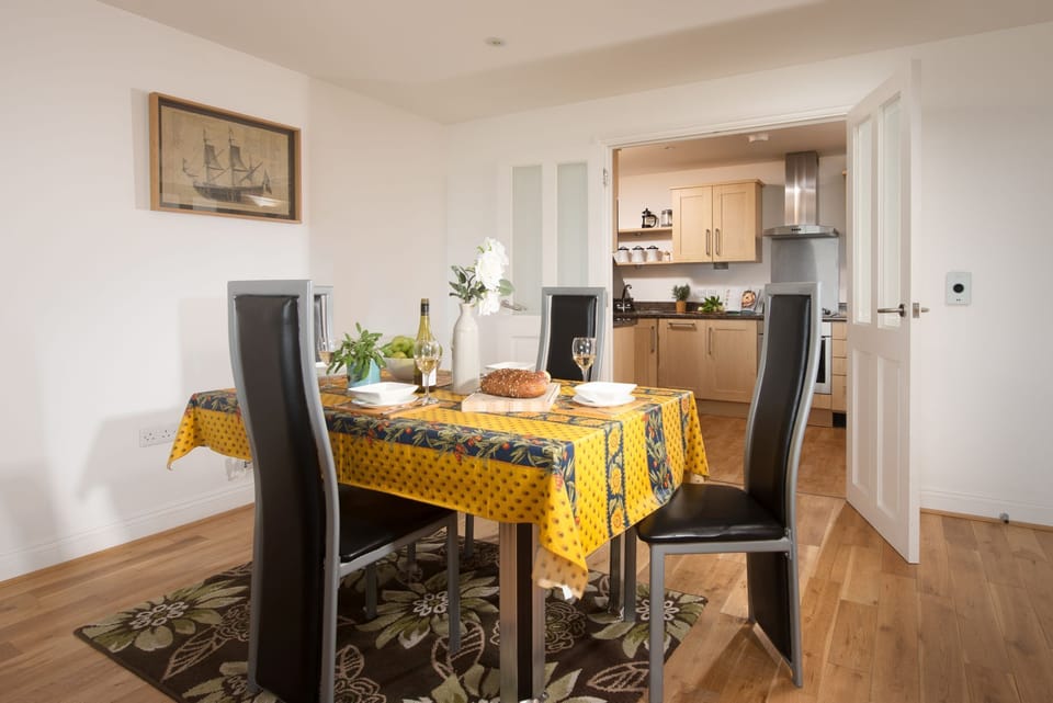 The dining are leads to the kitchen through double doors - 10 Bredon Court