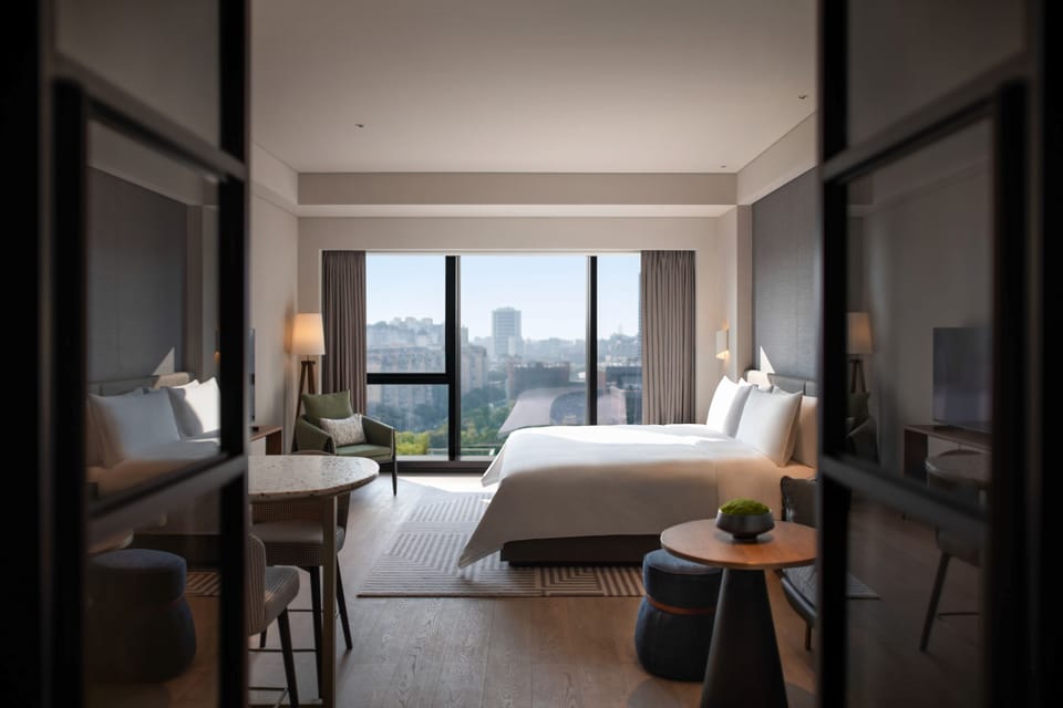 Deluxe King Room | Premium bedding, down comforters, Select Comfort beds, minibar