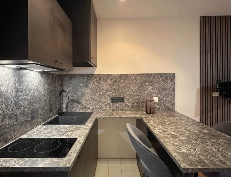 Kitchen with a versatile table that can be used for both dining and working.