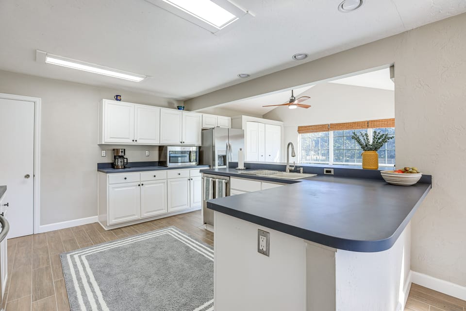 Kitchen | Coffee Maker | Paper Towels/Trash Bags Provided