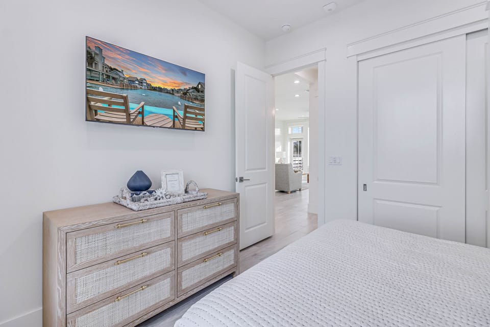 Twin/Queen Bedroom