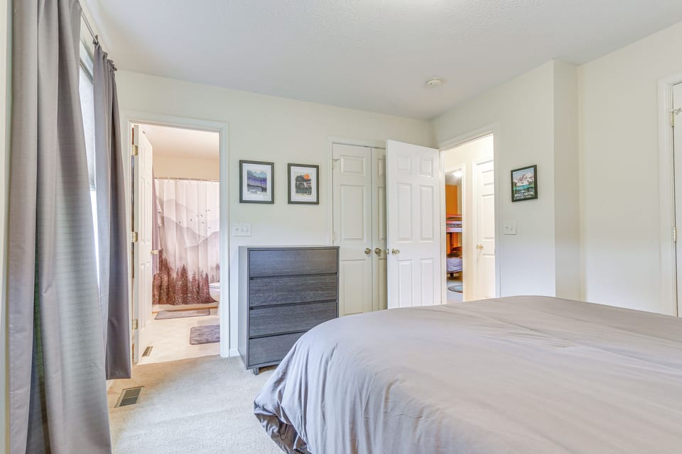 Hike Shenandoah! Family-friendly House w/ Deck Cottage in Shenandoah