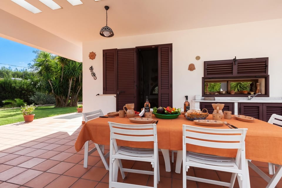 Standard Villa, 5 Bedrooms, 2 Bathrooms (Villa Menhir in Puglia with Pool and) | Outdoor dining