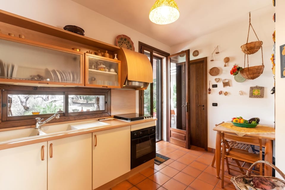 Standard Villa, 5 Bedrooms, 2 Bathrooms (Villa Menhir with pool garden and) | Private kitchen