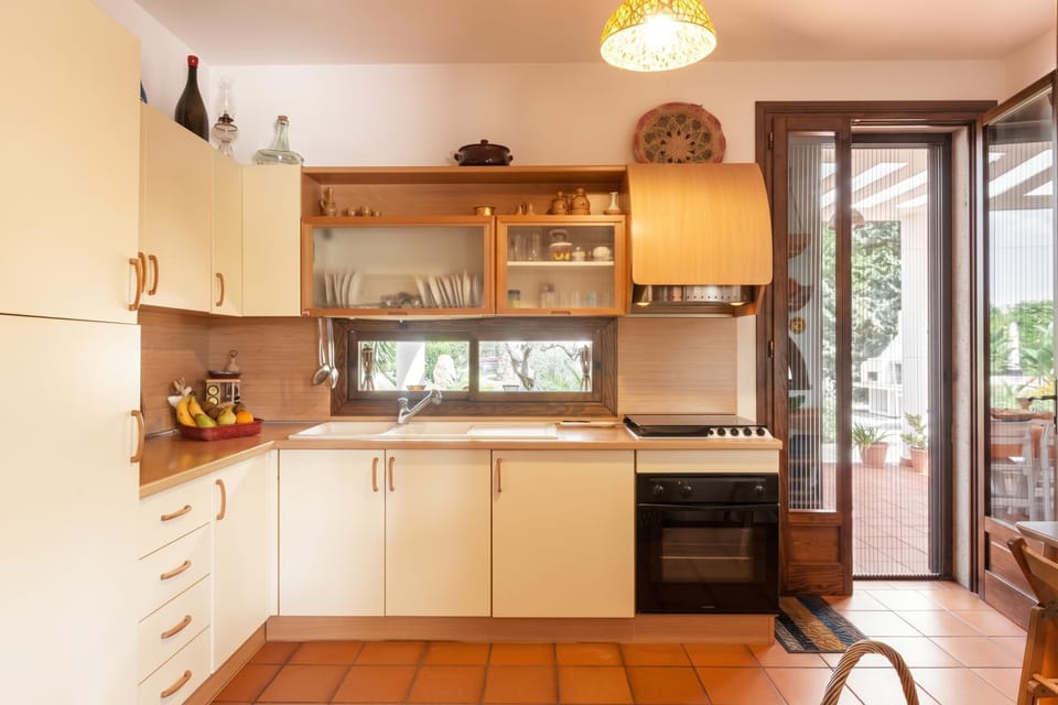 Standard Villa, 5 Bedrooms, 2 Bathrooms (Villa Menhir with pool garden and) | Private kitchen