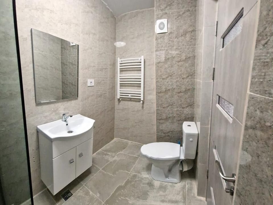 Superior Apartment | Bathroom | Shower, free toiletries, hair dryer, bathrobes