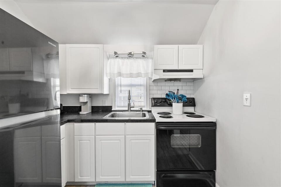 No dishwasher, but otherwise very well equipped.