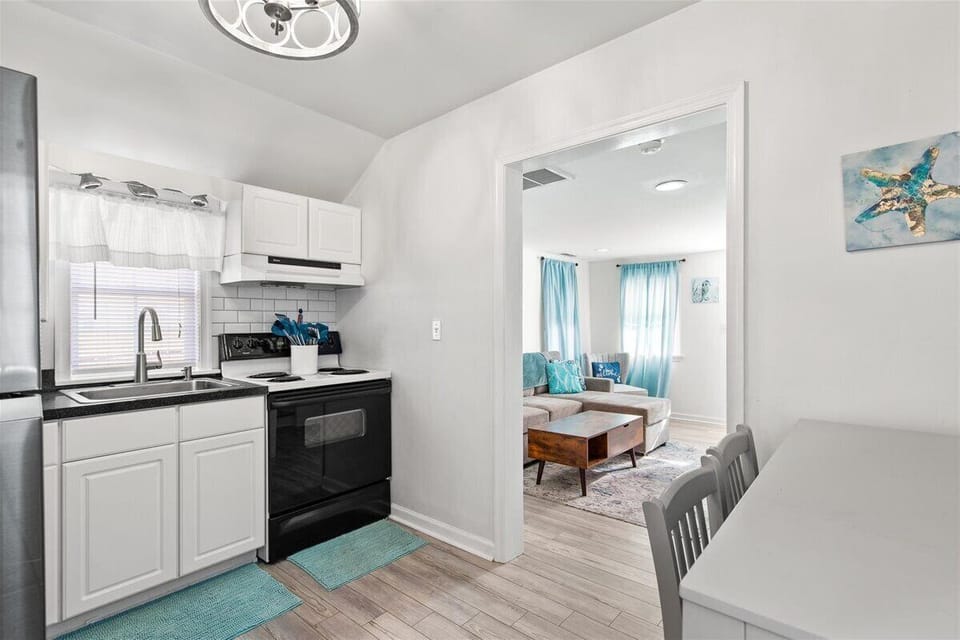 Fully Stocked Kitchen makes mealtime a bay breeze.