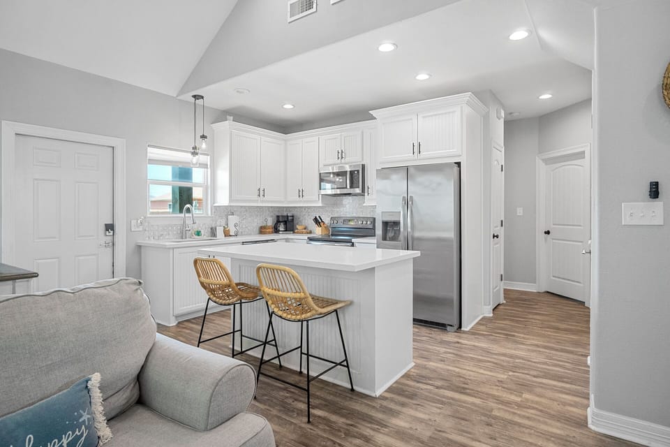 A breath of fresh air flows through this bright, open-plan sanctuary, combining the comfort of the living space with the charm of seaside décor.