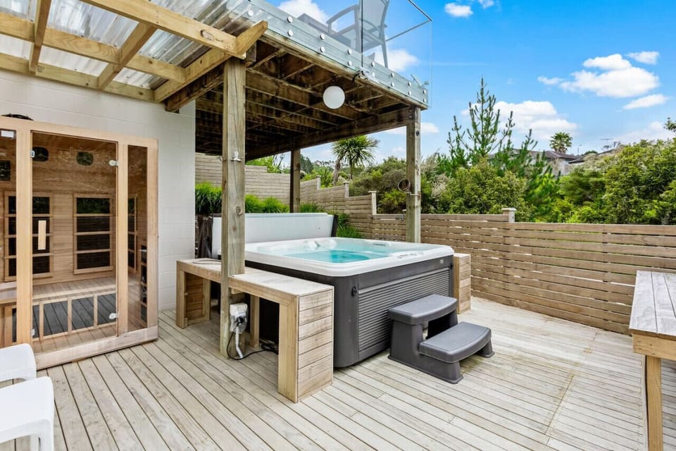 Grand Retreat with spa pool and parking House in Auckland