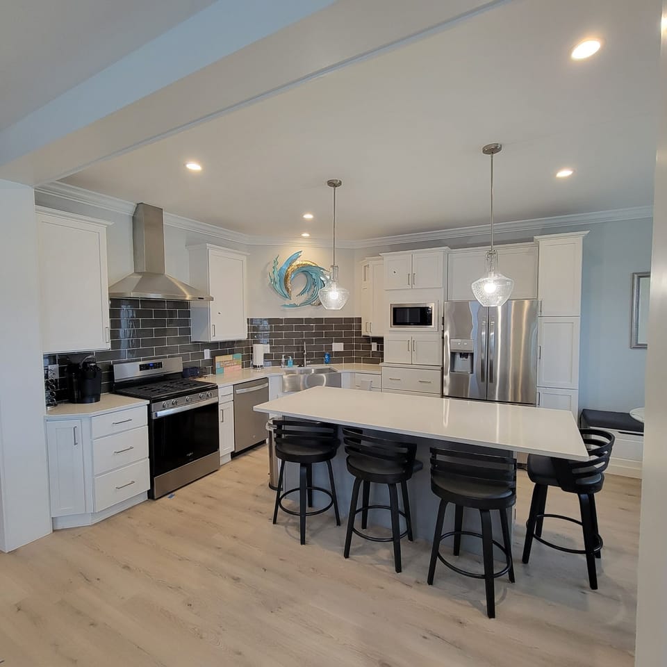 Large kitchen and island for function and entertaining.   4 island chairs.