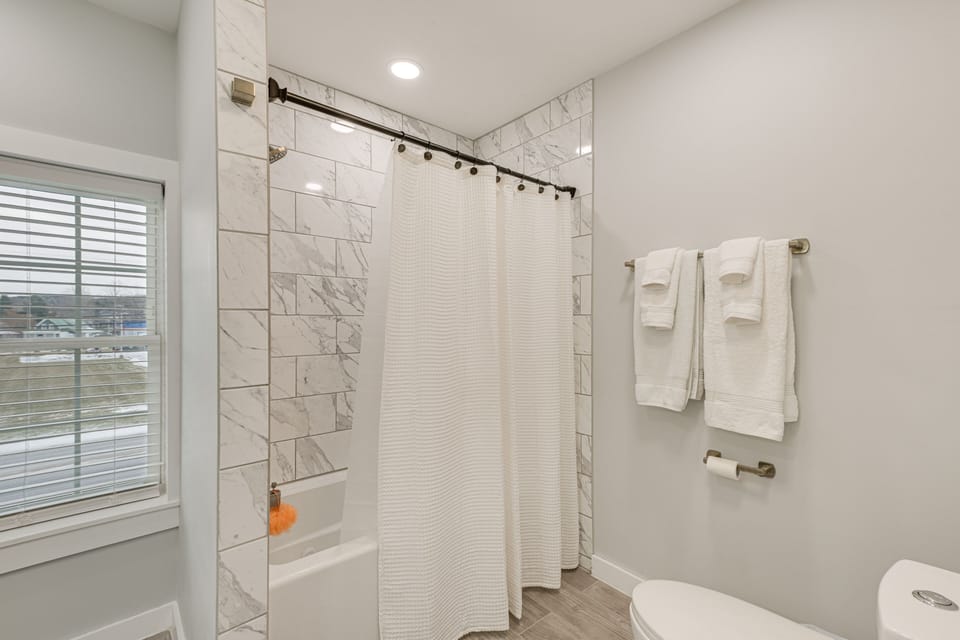 Full Bathroom | Towels Provided | 2nd Floor