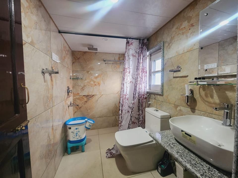 Classic Room | Bathroom | Free toiletries, slippers, towels, soap