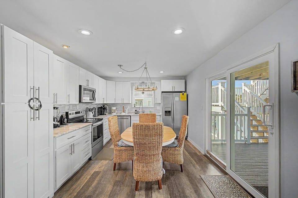 Fully equipped kitchen with dining table